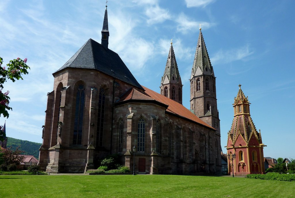 Heiligenstadt, die katholische Pfarrkirche St.Marien, der gotische Neubau wurde ab 1300 in mehreren Etappen errichtet, daneben die Taufkapelle St.Annen, Mai 2012