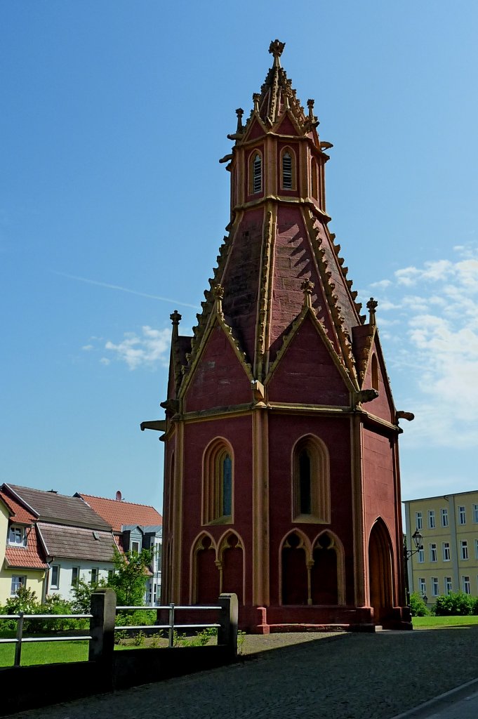 Heiligenstadt, die St.Annen-Kapelle neben der St.Marien-Kirche, das gotische Oktogon aus dem 14.Jahrhundert war die Taufkapelle, Mai 2012
