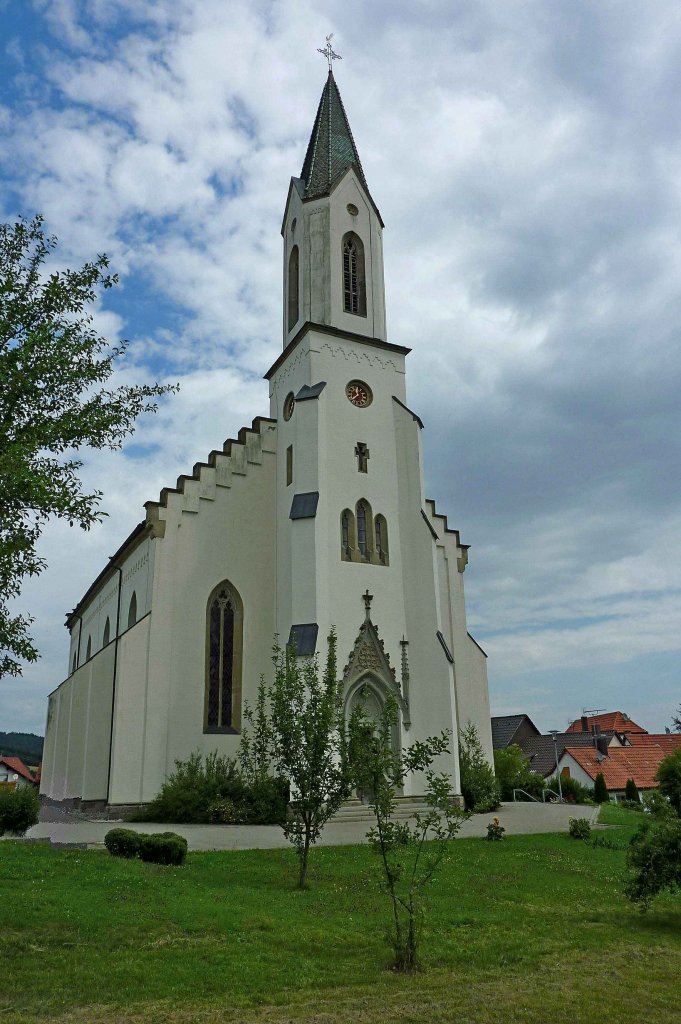 Heiligenzimmern, die weithin sichtbare Kirche St.Patrizius, im gotischen Stil erbaut mit markanten Stufengiebeln, Juli 2011