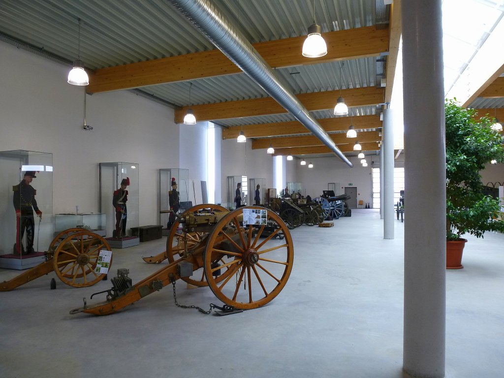 Heitersheim, Blick ins Dreieckland-Museum mit vielen militr-historischen Exponaten, Mai 2013