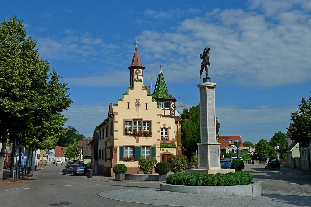 Heitersheim im Markgrflerland, das alte Rathaus aus dem 19.Jahrhundert mit der Amorsule, Juli 2012