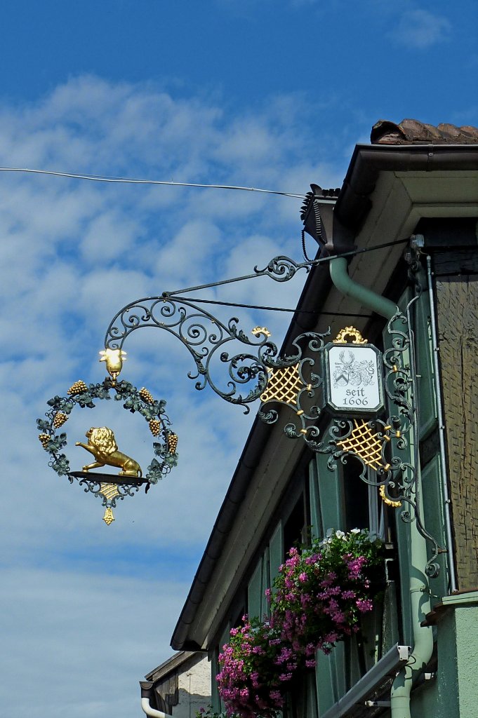 Heitersheim im Markgrflerland, Hotel  Lwen  seit 1606, Juli 2012