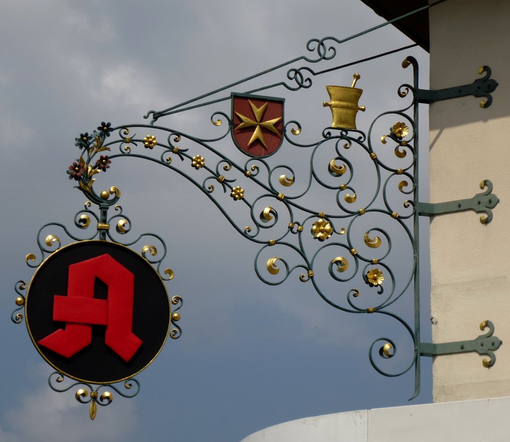 Heitersheim, schnes Apothekenschild, Mai 2013