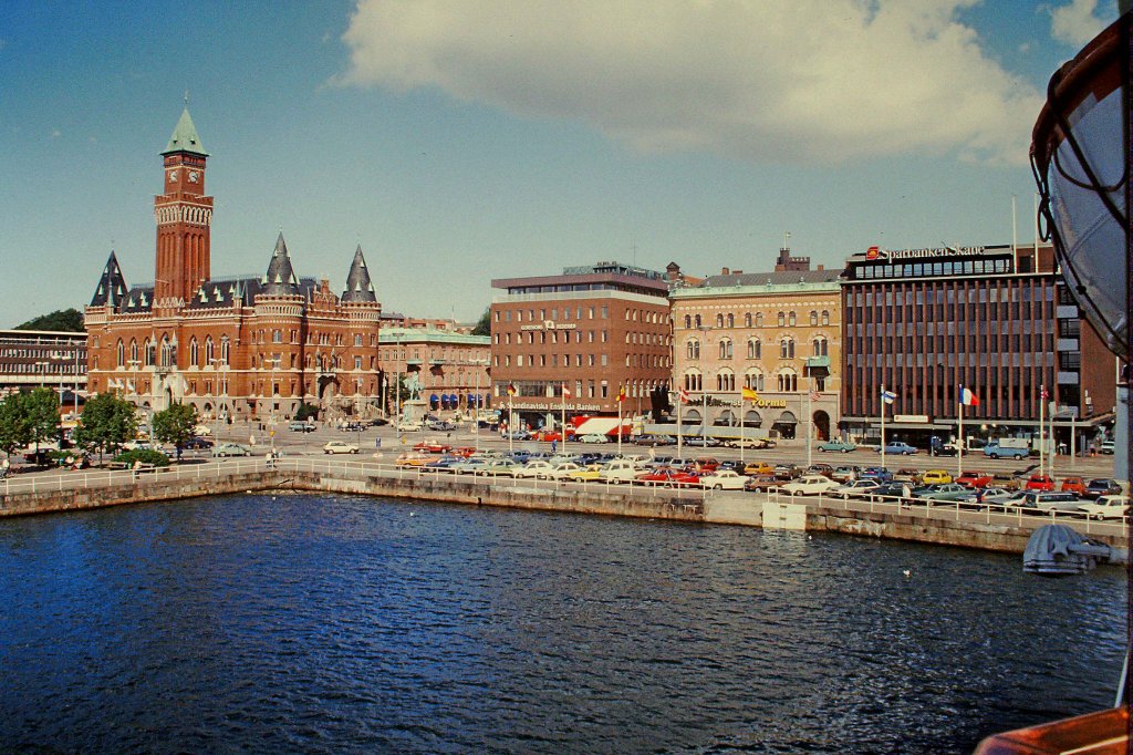 Helsingborg, die Hafenstadt in Sdschweden hat ber 90.000 Einwohner, Blick ber den Hafen zum Rathaus, erbaut 1897 in neugotischer Backsteinarchitektur, aufgenommen im Aug.1985, Scan vom Dia, Jan.2011