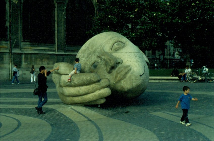 Henri de Miller's Statue  Ecoute  vor der Kirche St. Eustache (Dia von 1992)