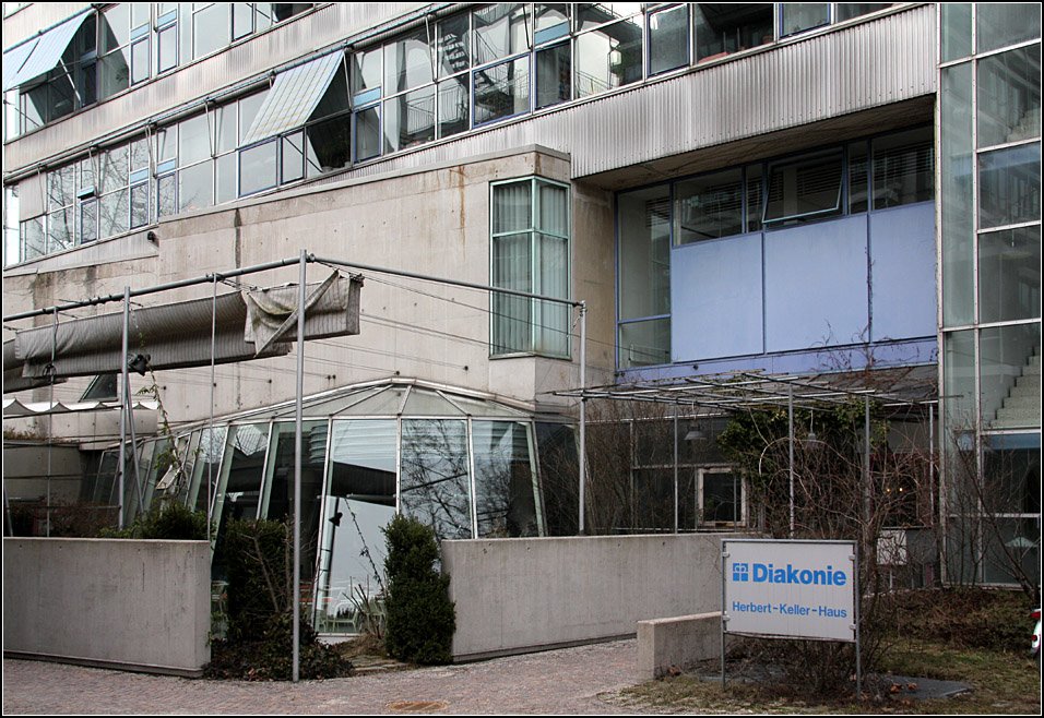 Herbert-Keller-Haus der Diakonie in Stuttgart. Hier der Eingangsbereich mit der Cafeteria links und den darberliegenden Sitzungsrumen, die jeweils aus der ansonsten rechtwinkligen Gebudestruktur ausbrechen. Das Innere des Gebudes wird durch ein schnes grnes Atrium geprgt. 25.02.2010 (Matthias)