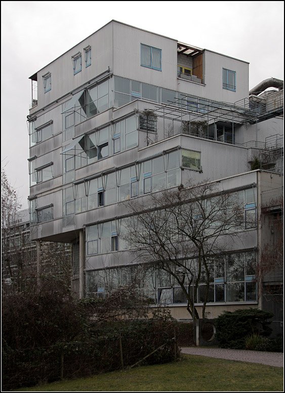 Herbert-Keller-Haus in Stuttgart-Nord. Fertigstellung 1984. 

http://www.behnisch-partner.de/projects/office-complexes/administration-building-diakonie

25.02.2010 (Matthias)
