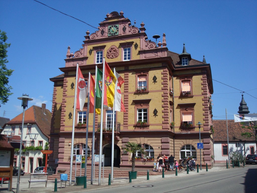Herbolzheim,
das Rathaus von 1768, wurde 1891-92 aufgestockt und 
die Giebelfassade im Neurenaissancestil aufwendig gestaltet,
Mai 2010 