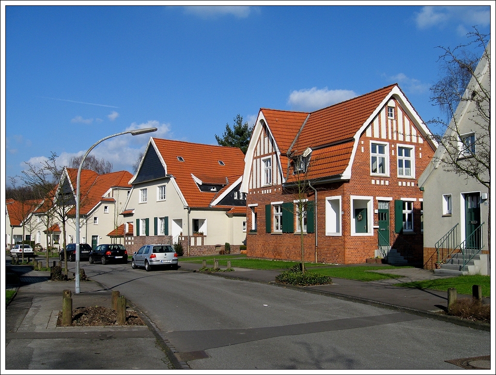 Herne-Brnig - Siedlung Teutoburgia (Frhjahr 2009). Ein abwechslungsreiches Straenbild und viel Grn prgen des Erscheinungsbild.