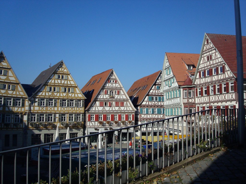 Herrenberg, der Marktplatz ist ein Glanzpunkt mittelalterlicher Stadtbaukunst und gehrt zu den schnsten in Wrttemberg, die Huser entstanden nach dem Stadtbrand von 1635, Okt.2010