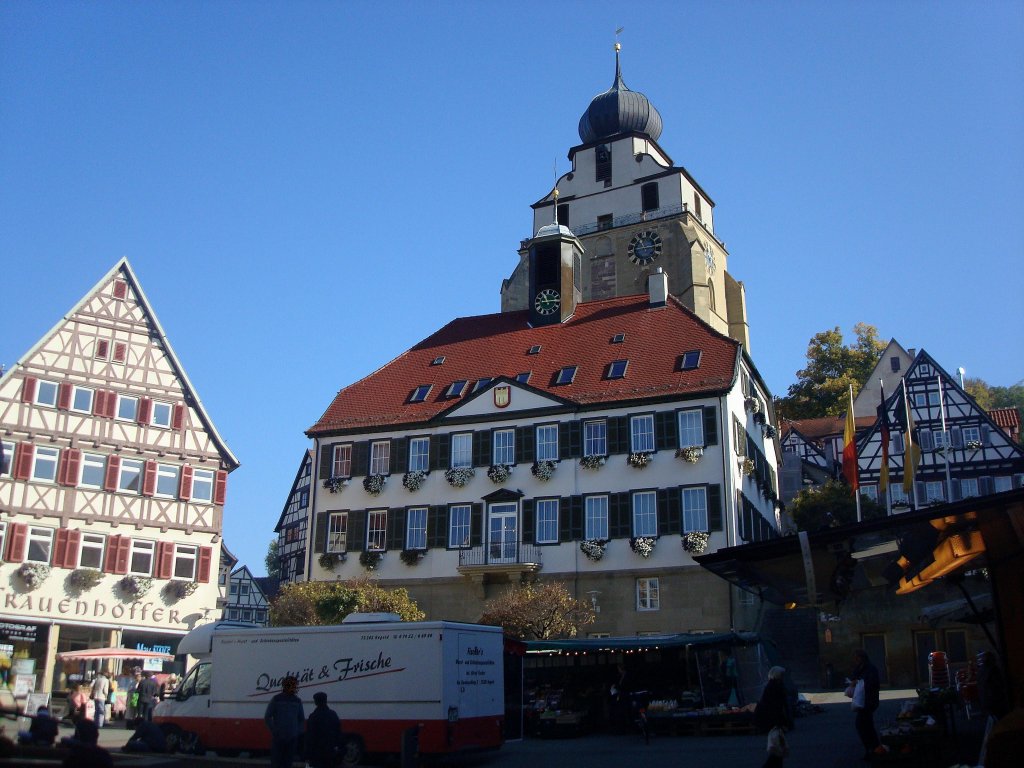 Herrenberg, das Rathaus von 1806 am Marktplatz, dahinter der Turm der Stiftskirche, die heute 32000 Einwohner zhlende Stadt sdlich von Stuttgart wurde im 13.Jahrhundert gegrndet, Okt.2010