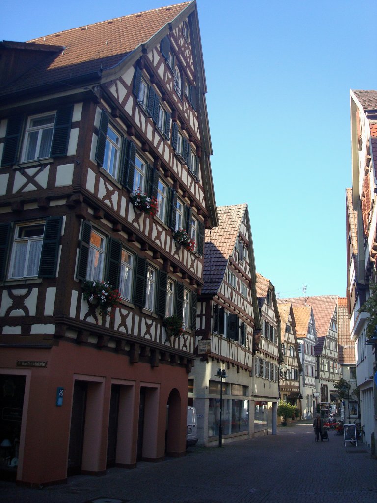 Herrenberg, die Stadt sdlich von Stuttgart besitzt viel mittelalterliches Fachwerk, hier die  Tbinger Strae, Okt.2010