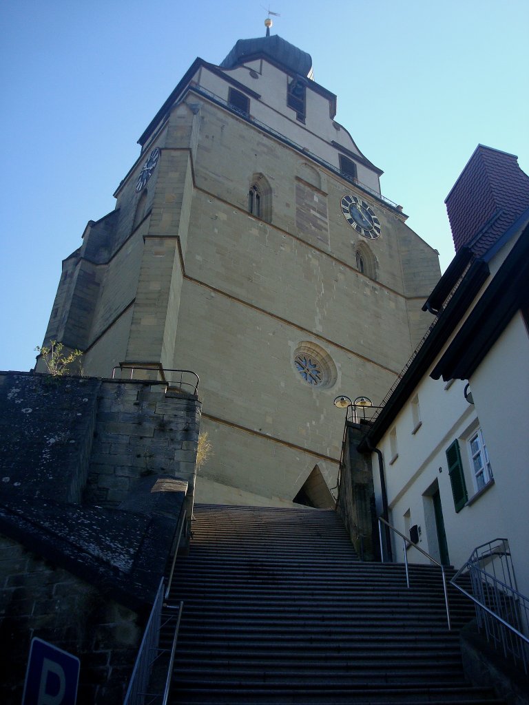 Herrenberg, steiler Anstieg zur Stiftskirche mit mchtigem Turm, die barocke Zwiebelhaube wurde 1749 aufgesetzt, Okt.2010