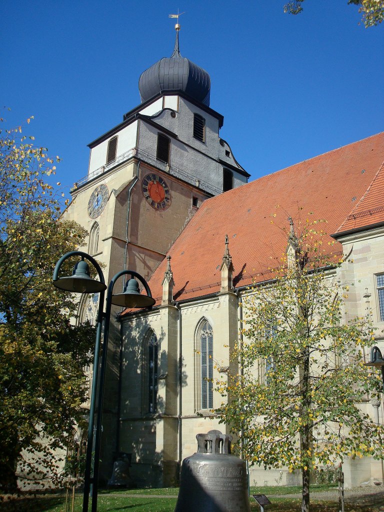 Herrenberg, die Stiftskirche ,weithin sichtbares Wahrzeichen der Stadt, die dreischiffige sptgotische Hallenkirche ist die lteste Anlage dieser Art in Schwaben, Baubeginn war 1285, ein Glockenmuseum befindet sich im Turm, Okt.2010