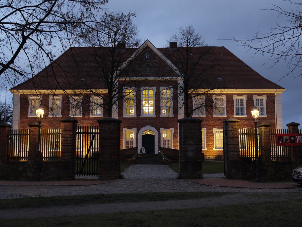 Herrenhaus in Ratzeburg, Domhof. Dieses barocke Palais wurde 1764 gebaut, geplant als Residenz der Herzge von Mecklenburg-Strelitz; bei Abendstimmung am 30.12.2011
