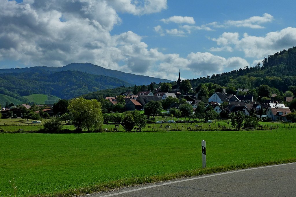 Heuweiler, idyllisch gelegener Ort am Eingang zum Glottertal im Schwarzwald, im Hintergrund der 1241m hohe Kandel, Aug.2011