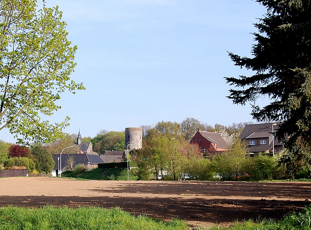 Hier ist die Ansicht vom Liedberger Mhlenturm zu sehen, Liedberg ist ein Stadtteil von Korschenbroich. Es hat einen historischen Ortskern, zumeist im rheinischen Fachwerk gehalten. Der Ort liegt auf einem Sandstein Hgel und hebt sich aus der Landachft hervor.