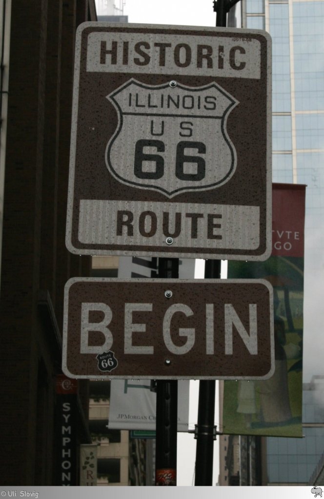Hier beginnt die wohl berhmteste Strae der Vereinigten Staaten von Amerika: Die legendre Route 66. Das Schild an der Ecke Jackson Boulevard / Michigan Avenue ist der Beginn einer wunderschnen Reise ber 2.448 Meilen (3.939,67 Kilometer)quer durch die USA. Einen Tag nachdem ich das Schild aufgenommen habe, am 15. September 2011 sollte diese Reise beginnen...
