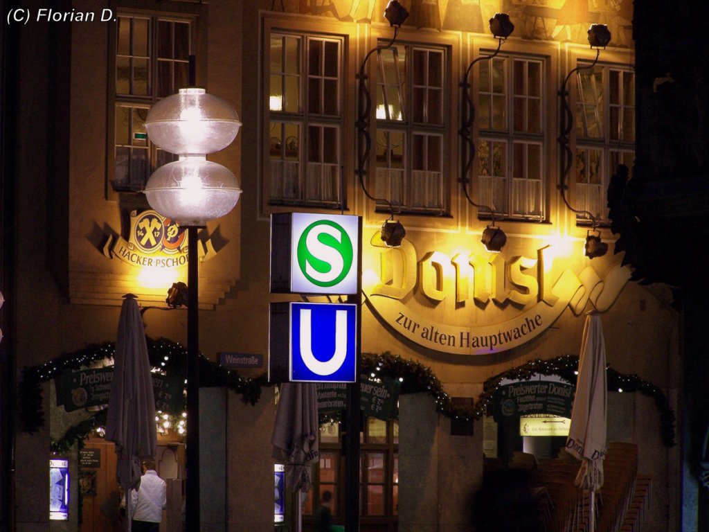 Hier ebenfalls am Marien Platz geht es im Hintergrund  zur alten Hauptwache  und davor einer von vielen Hinweisen zur S- und U-Bahn. 28.03.2010