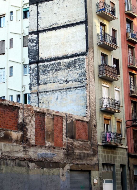 Hier ist es dann schon nicht mehr so schick wie in der Innenstadt: Wohnblock im Nordosten von Barcelona, nahe der Metrostation  Clot . 30.7.2008