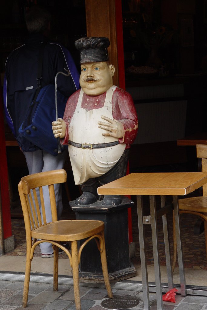  Hier kocht der Chef persnlich  knnte man interpretieren, und das gewi gut und reichlich. Gesehen vor einem kleinen Bistro an der Place d'Aligre am 18.07.2009