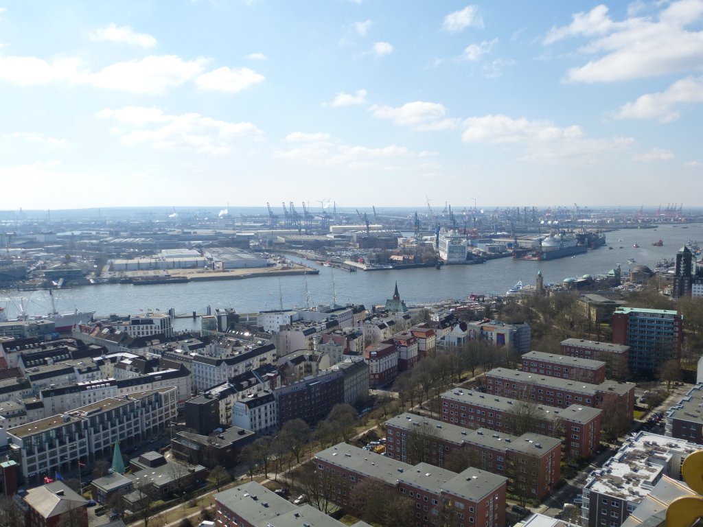 Hier noch einmal Hamburg von oben - diesmal ist aber der Hafen zu sehen. 02.04.13.