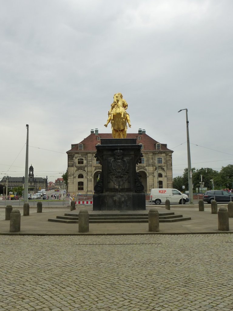 Hier sieht man den goldenen Reiter von Dresden am 09.08.2013.

