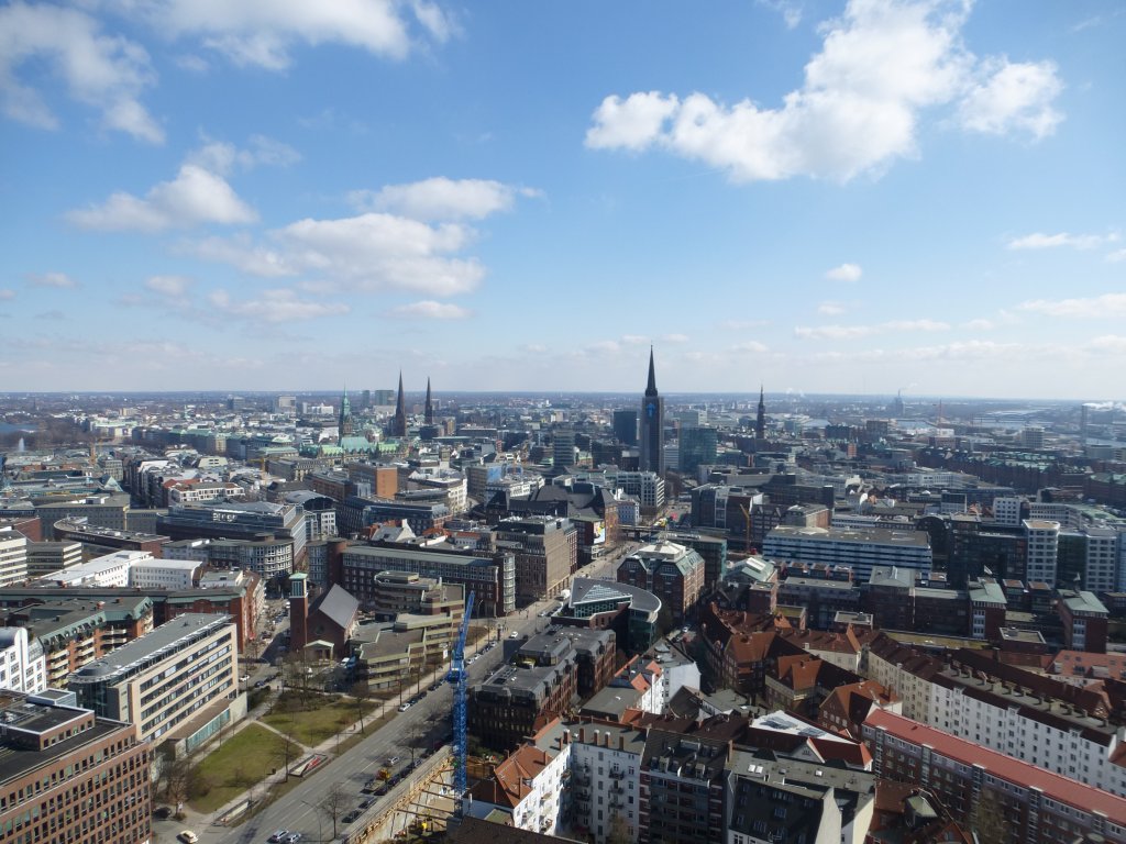 Hier sieht man Hamburg von oben - Das Bild enstand auf dem Michaelis-Turm am 02.04.13.