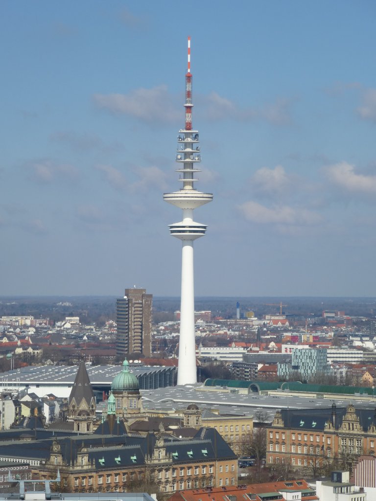 Hier sieht man den Hamburger Fernmeldeturm, welcher auch Tele-Michel genannt wird. Das Bild entstand auf dem Michaelis-Turm am 02.04.13.