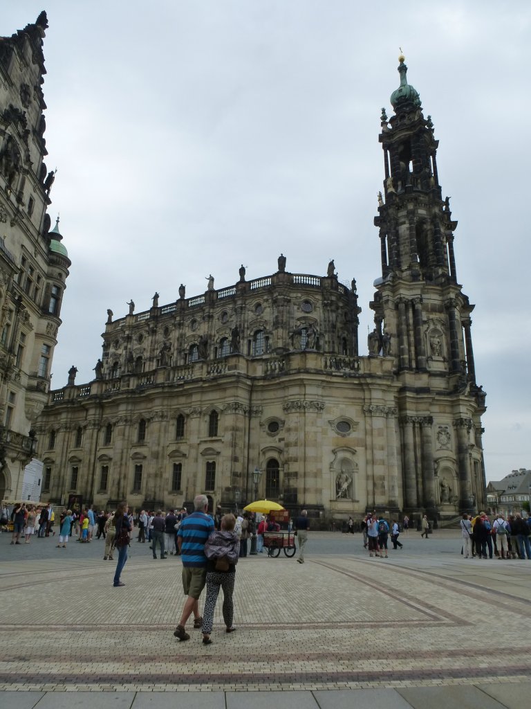 Hier sieht man die Hofkirche, auch genannt  Kathedrale Sanctissimae Trinitatis.
Dresden am 09.08.2013.