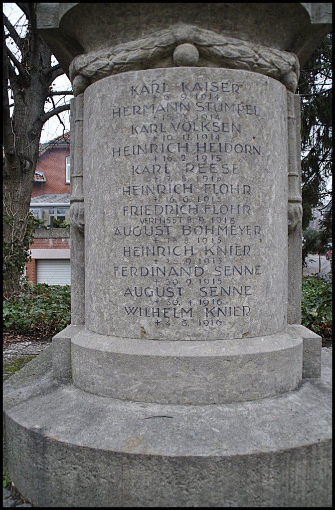 Hier steht geschrieben, welche Brger von Wettbergen in Zweiten Weltkrieg gefallen sind. Das Denkmal in der Orstmitte von Hannover/Wettbergen. Am wurde am 16.02.2011 gemacht.