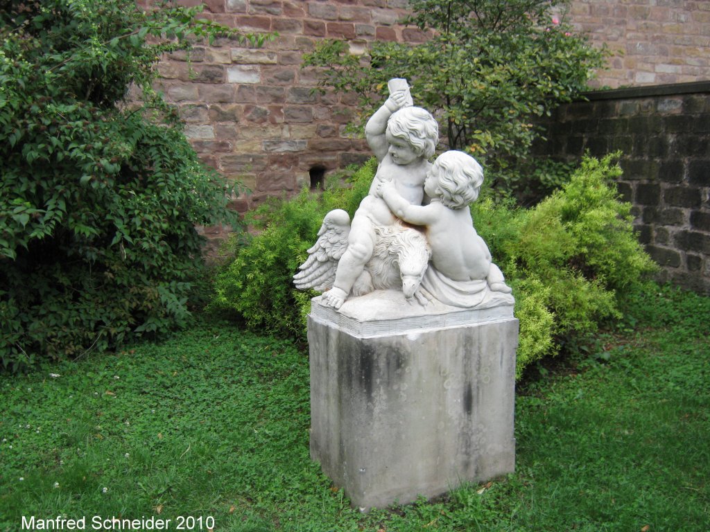 Hier ist eine von vielen Figuren im Schlogarten des Stengel Schlo zu sehen. Die Aufnahme habe ich am 25.08.2010 in Saarbrcken gemacht.