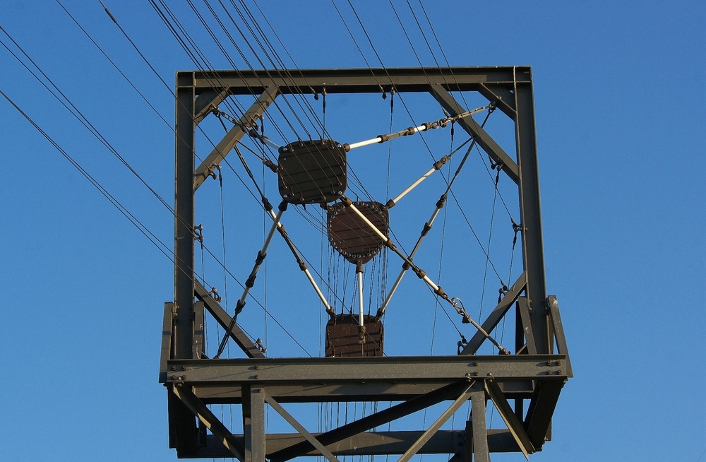 Hier wird noch Dampfradio gemacht....

Zufhrung der Sendeleistung von der Senderhalle an den Sendemast.

Sender Europe 1 in Oberfelsberg - 
Langwelle 183 kHz - 12.11.2011 - Der Sender Europe 1 ist ein privater franzsischer Sender mit Sitz in Paris. Die Langwellensendeanlage mit 4 Hauptmasten und 2 Notmasten ist eine der grten der Welt und befindet sich auf deutschen Gebiet einige hundert Meter von der franzsischen Grenze entfernt. Der besondere Status des Saarlandes in den 50er Jahren machte dies mglich.
berherrn-Oberfelsberg im Landkreis Saarlouis. 