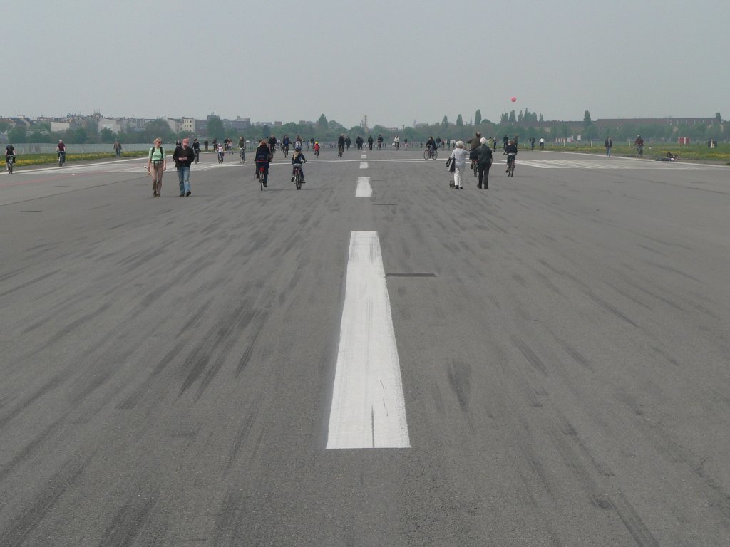 Highspeed - die Abdrcke der Flugzeug-Fahrwerke vermitteln den Eindruck hoher Geschwindigkeot. 9.5.2010, Berlin Tempelhof