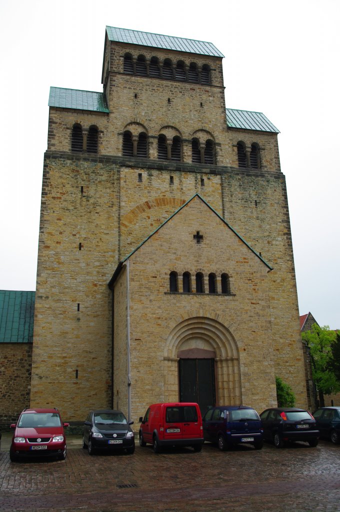Hildesheim, Dom St. Mariae am Domhof, nach dem 2. Weltkrieg nach alten Plnen 
wiederaufgebaut im Zustand des 15. JH, kostbarer Domschatz (10.05.2010)