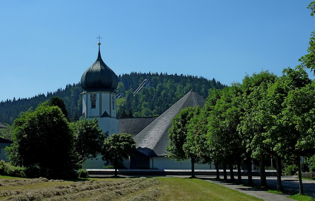 Hinterzarten im Schwarzwald, die Wallfahrtskirche  Maria zu den Zarten , erste Kirche wurde 1148 geweiht, 1962-63 wurde das Kirchenschiff neu gebaut, der alte Turm blieb, Juli 2011