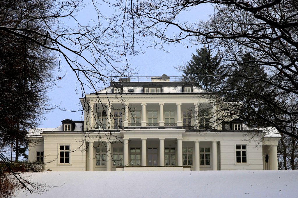 Hirschpark im Hamburger Stadtteil Nienstedten. Das klassizistische Landhaus des Kaufmannes J. C. Godeffroy beherbergt heute eine Ballettschule. 
Aufnahme: 12.12.2012.