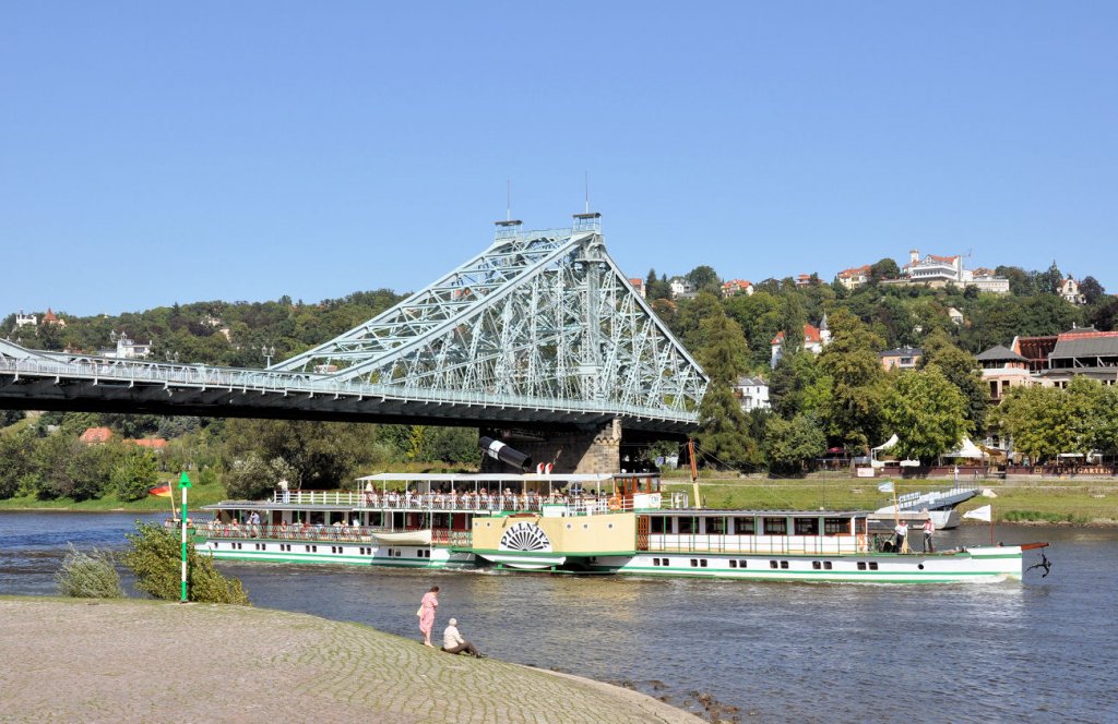 Historische Stahlbrcke  Blaues Wunder  (Elbbrcke von Blasewitz nach Loschwitz), wird gerade vom Raddampfer  Pillnitz  mit eingeklapptem Schornstein passiert - 01.09.2009