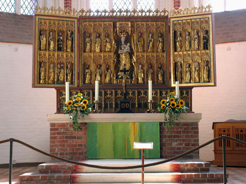 Hochaltar mit aufgesetztem Schrein von ca. 1420-30 mit 28 vergoldeten Heiligen im (sogen.) Dom St. Peter und Paul Bardowick; 24.08.2010
