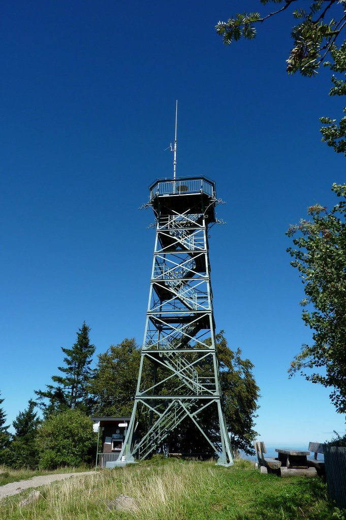 Hochblauen, der 15m hohe eiserne Aussichtsturm steht seit 1895 auf dem 1165m hohen Berg im sdlichen Schwarzwald bietet einen einmaligen Rundblick, Sept.2011