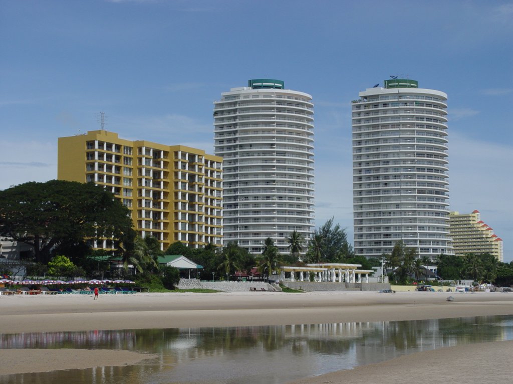 Hochhuser am Strand von Hua Hin im Sden Thailands am 16.09.2006