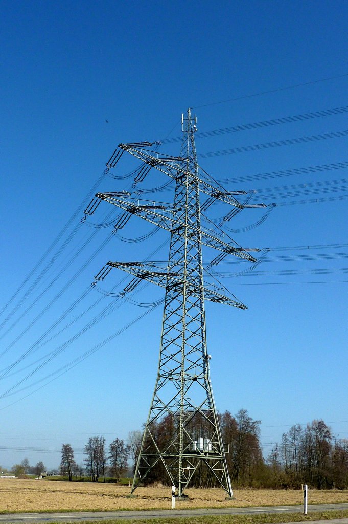 Hochspannungsmast wird als Mobilfunkmast genutzt, gesehen in der Rheinebene, Mrz 2012