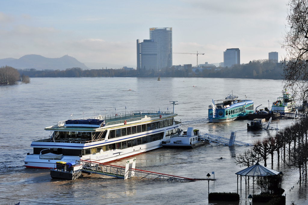 Hochwasser an der Schiffsanlegestelle Bonn Alter-Zoll, im Hintergrund Telekom-Tower und Siebengebirge - 10.01.2011