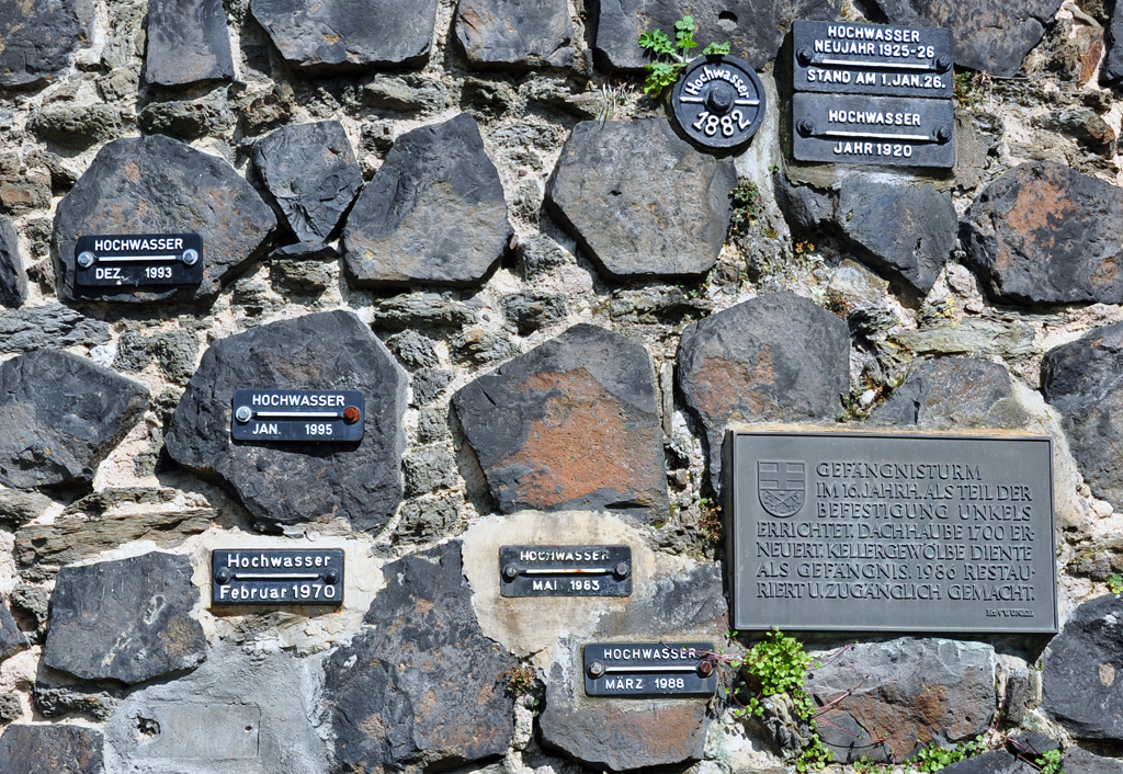 Hochwassermarken und Infoschild am Gefngnisturm in Unkel am Rhein - 23.03.2011