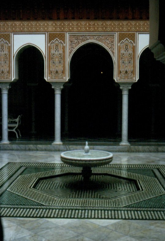 Hof mit Brunnen in Marrakesch im März 1990