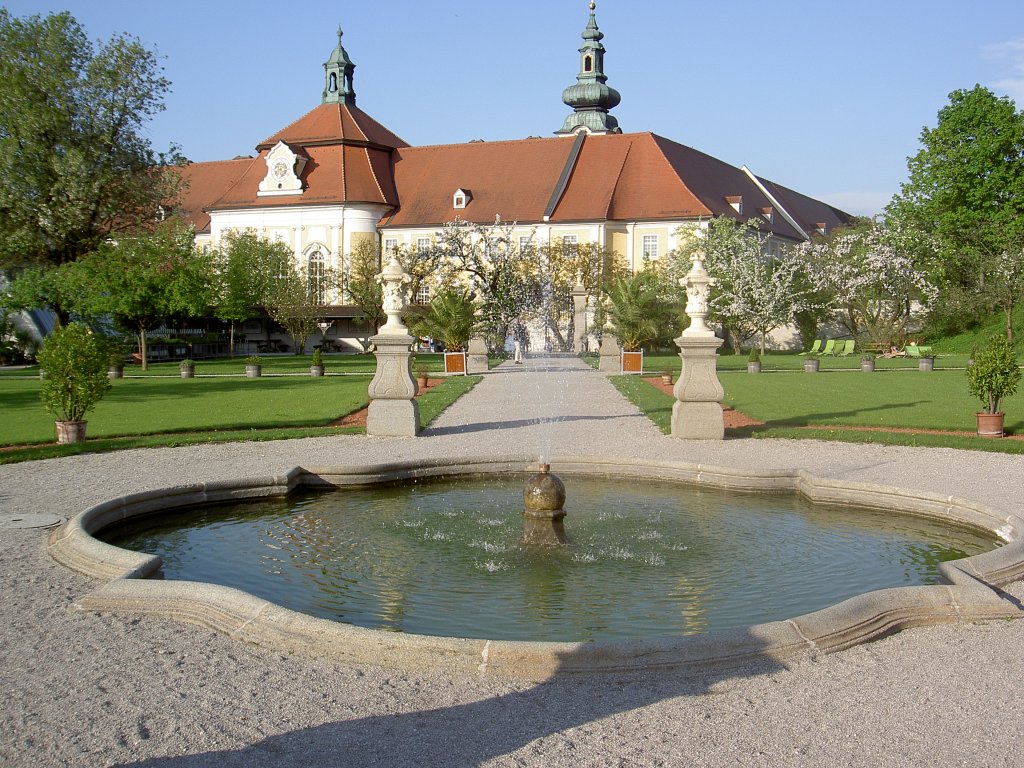 Hofgarten von Stift Seitenstetten mit 110 historischen Rosenarten, Mostviertel  (04.05.2013)