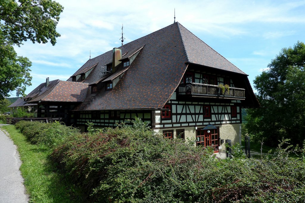 Hohenkarpfen/Schwbische Alb, das Kunstmuseum Hohenkarpfen im ehemaligen Gutsgebude, besteht seit 1986, Sept,2011