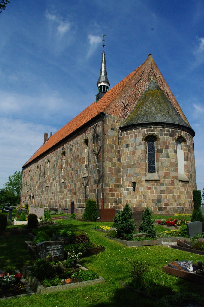 Hohenkirchen, Sptromanische St. Sixtus und Sinicius Kirche, erbaut 1134
(26.05.2011)