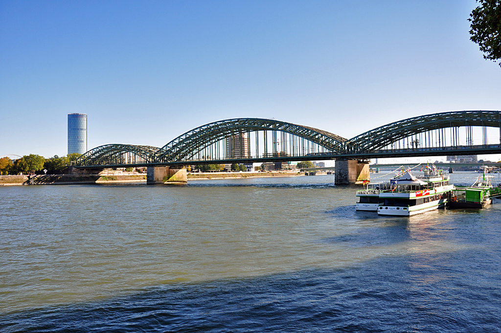 Hohenzollernbrcke und Klner Triangle vom westlichen Rheinufer aufgenommen - 10.10.2010