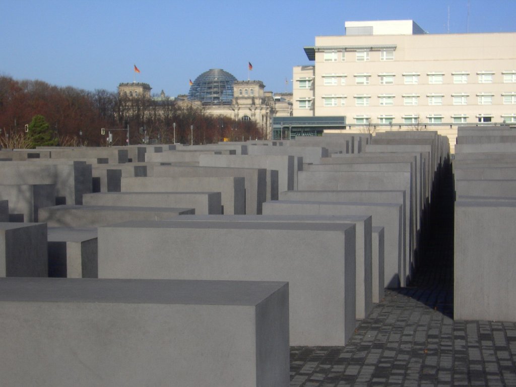 Holocaust-Mahnmal in Berlin im Herbst 2011. Im Hintergrund der Reichstag